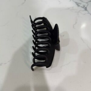 Black claw clip